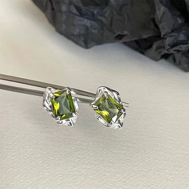 

Personality Luxury Sliver Color Liquid Metal Square Olive Green Crystal Stud Earrings for Women Men Exquisite Retro Jewelry Gift зелёный