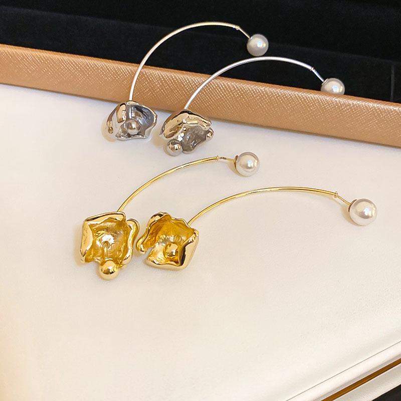 

Elegant Faux Pearl & Metallic Flower Silver Earrings