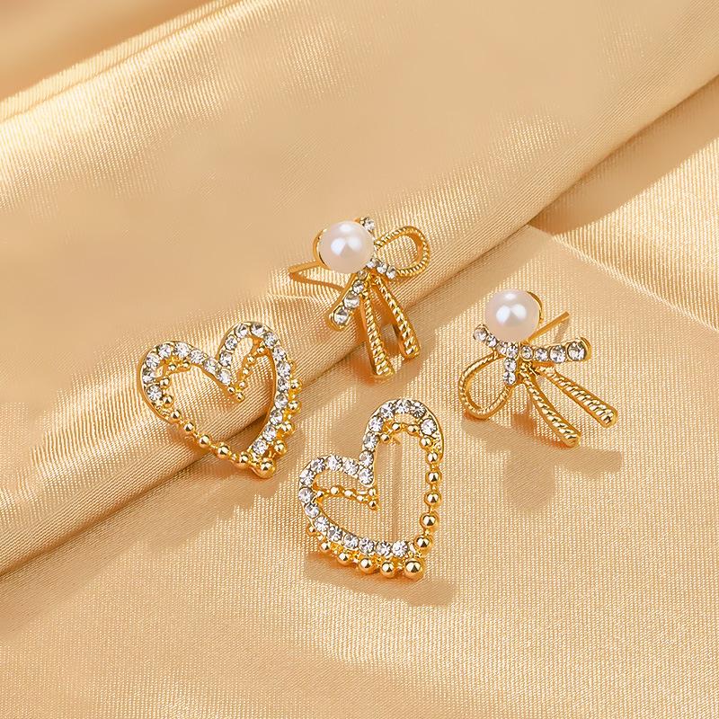 Koreańska Moda Perłowe i Cyrkoniowe Kolczyki Kokardki w Kształcie Serca - Eleganckie i Wszechstronne