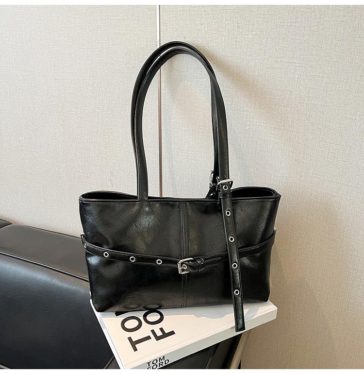 

Популярная в этом году женская сумка 2025 новая осенне-зимняя зарубежная модная универсальная наплечная сумка большой вместимости для поездок на работу чёрный