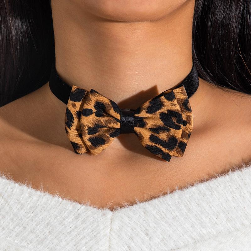 Party short feather collar temperament elegant three-dimensional white flower necklace necklace necklace women