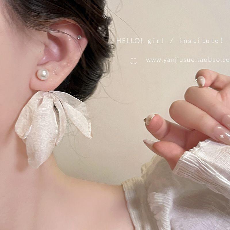 

Summer Fairy Pearl Flower Earrings 2025 New Arrival Best Selling Fancy Stud Earrings for Women Sweet Elegant Petal Ear Accessory White Pearl Flower Earrings