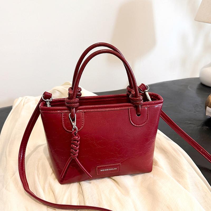 

Модные универсальные красные сумки для женщин, новые простые сумки через плечо из искусственной кожи для шопинга и поездок на работу, женские кошельки-ведра (20cm<Max Length<30cm)