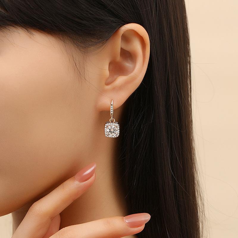 

Корейская версия Temperament Light Luxury Sugar Cube Серьги для девочек Ниш Изысканные серьги из розового золота