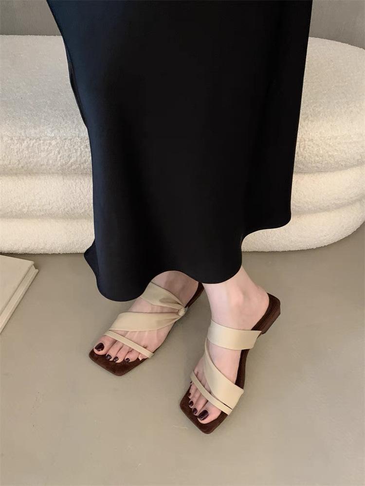 Beautiful gentle slope heel slippers women's summer wear 2025 new square head open-toed high-heeled cool slippers