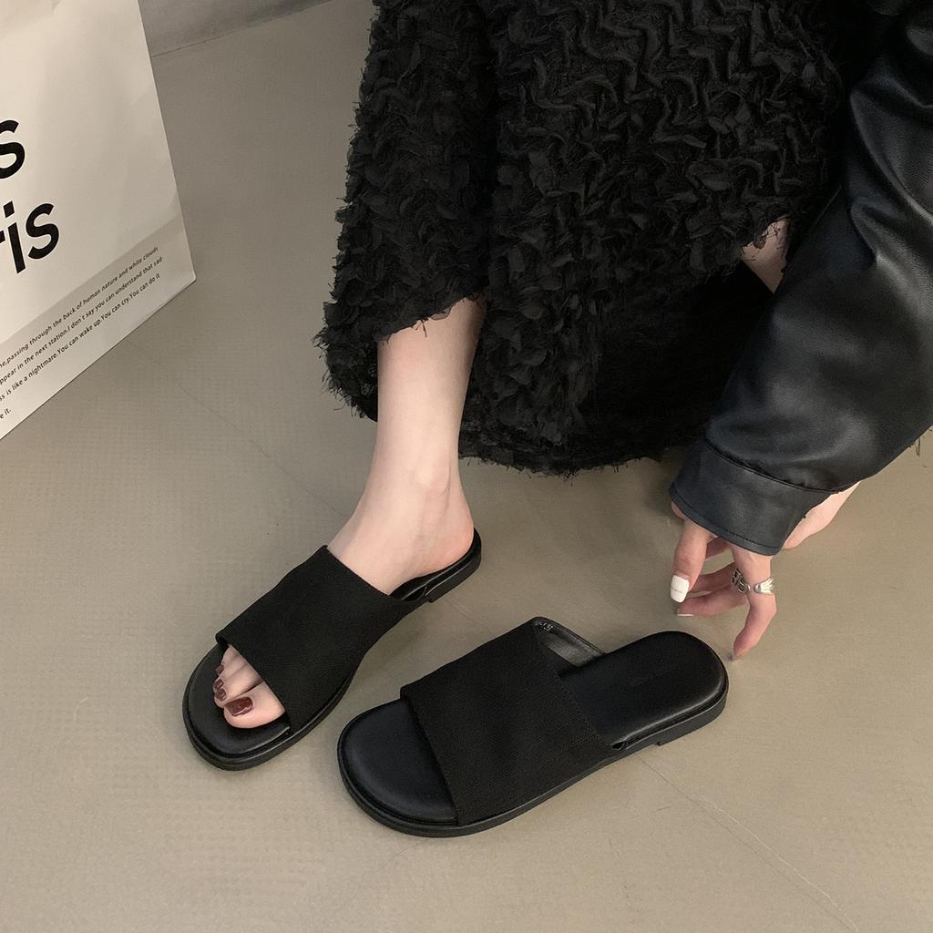 French flat-bottomed retro casual one-word slippers for women's summer wear 2025 new seaside vacation beach cool slippers