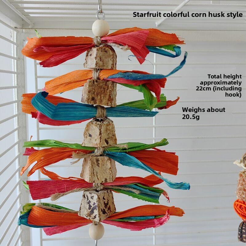 La gabbia per uccelli alla stazione degli uccelli è decorata con carambole e palline di rattan come giocattoli da masticare, per alleviare la noia e mordicchiare fili.