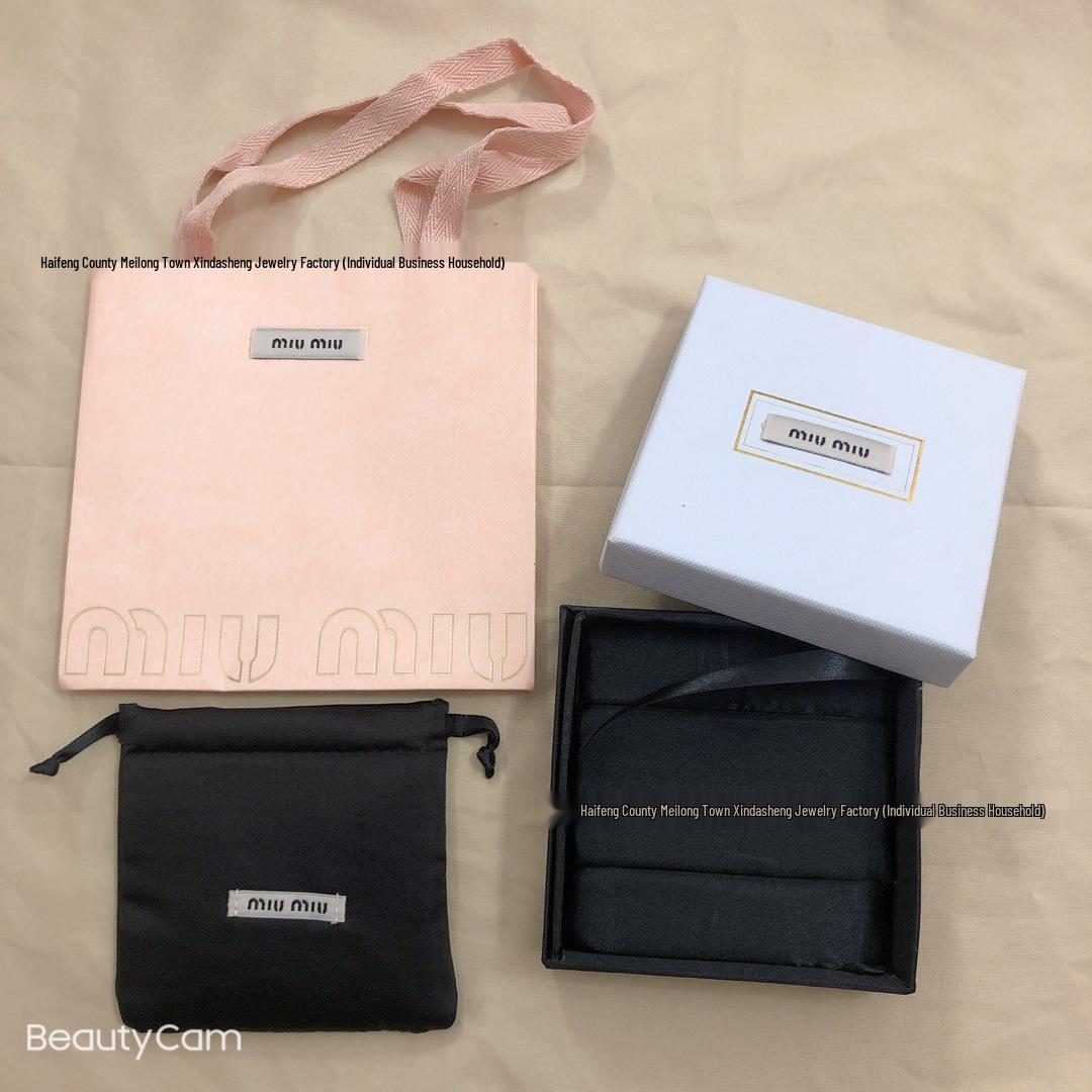 

Серьги-пусеты Miu Miu Сердце Эмаль - Женская Мода Универсальные Высокая Версия Ювелирные Изделия с Буквами Miu