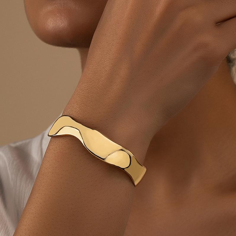 

Korean-Style Geometric Bracelet: Retro, Irregular Design for Women