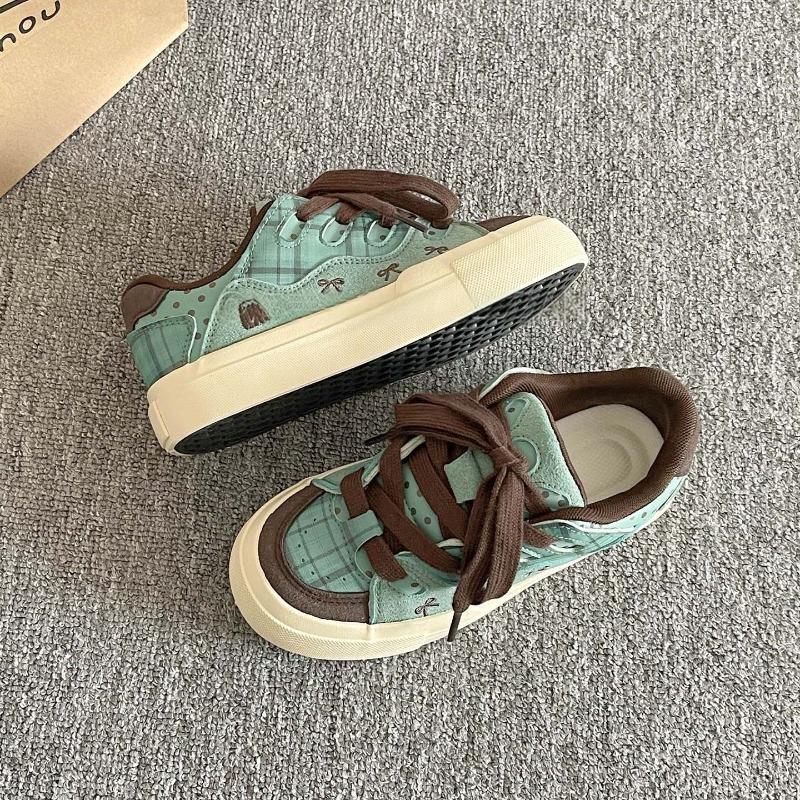 Little White Shoes Women's New Autumn Student Bread Shoes with Skirts Versatile Niche Platform Sports and Leisure Board Shoes