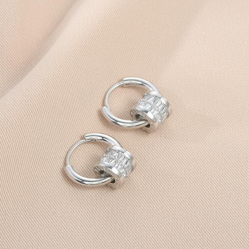 

Пряжка для ушей Популярные ювелирные изделия Темпераментные серьги Женские серьги с двумя носками из циркония Commuter Wind Круглое лицо Тонкие ювелирные изделия с пряжкой для ушей Тенденции