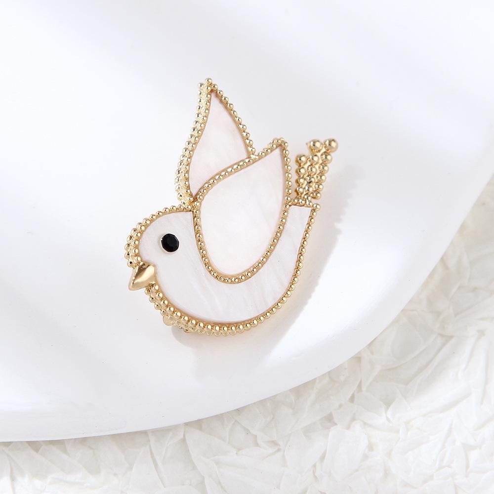 Japanese Cute Rabbit Crystal Brooch: Elegant Women's Versatile Lapel Pin