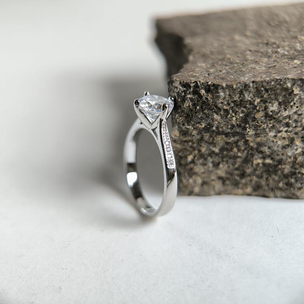 Серебряное кольцо с фианитами, вес изделия 2,97 гр (2187202)