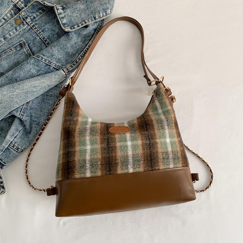 Trendy Chain Shoulder Bag With Chic Minimalist Design Ideal For Casual Outfits In Red Checkered