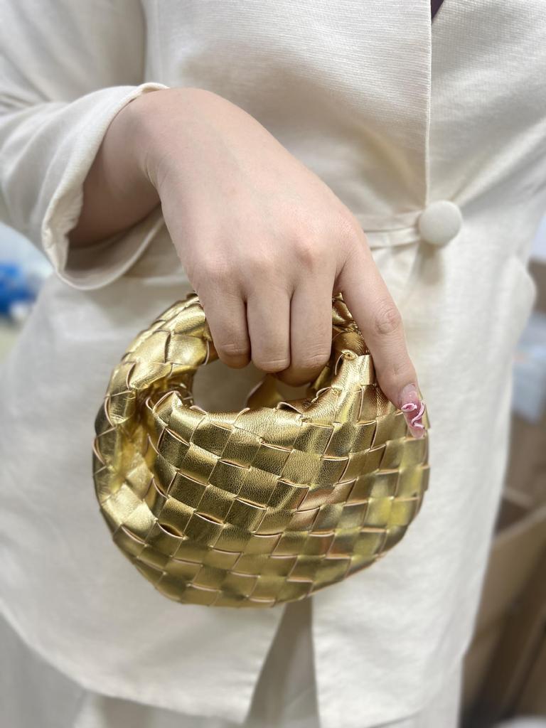 Ručně vyráběné dámské mini knedlíčkové taštičky - elegantní ručně tkaný design croissantu