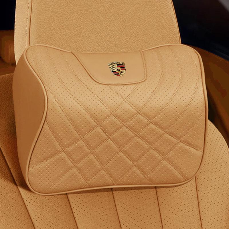 Porsche Jármű Komfort Készlet: Fejtámla, deréktámasz és ülőpárna a nyak és a hát kényelméért a Cayenne, Macan, Panamera, 718 és Taycan modellekben.