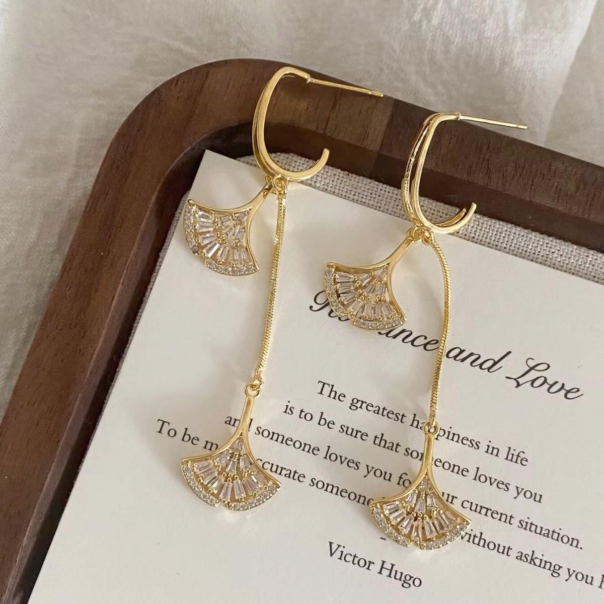 Retro Zircon Ginkgo Leaf Tassel Earrings: Exquisite, High-End Versatile Studs.