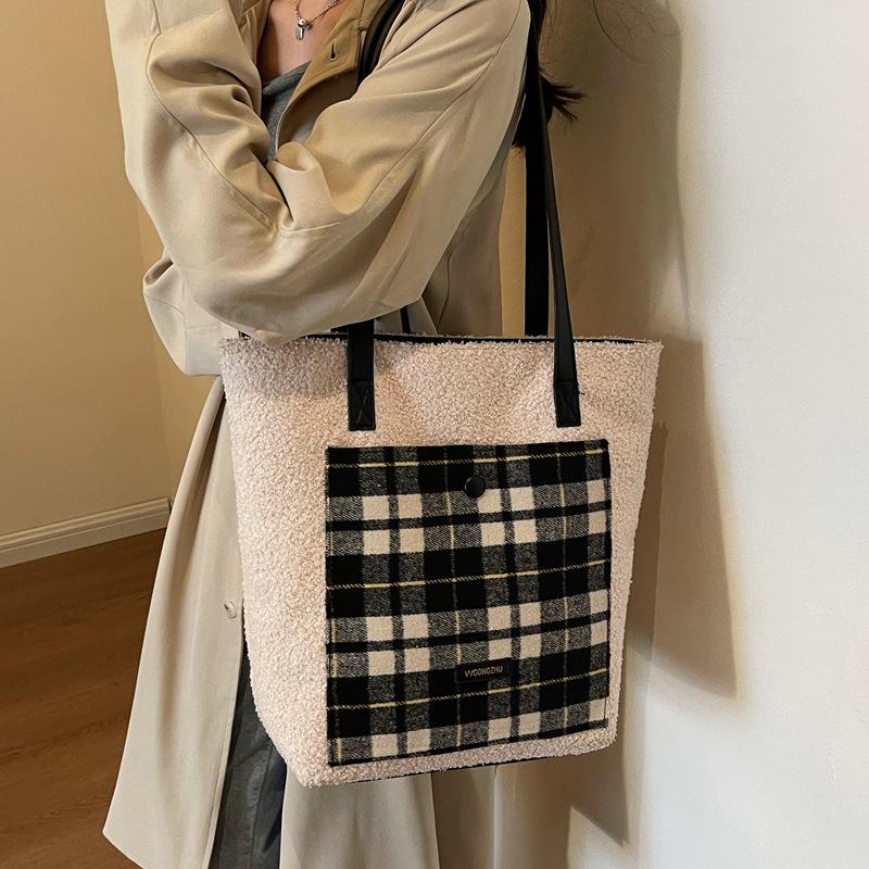 Temperament niche popular contrasting color plaid bag 2025 winter commuting lamb wool fashion versatile shoulder handbag