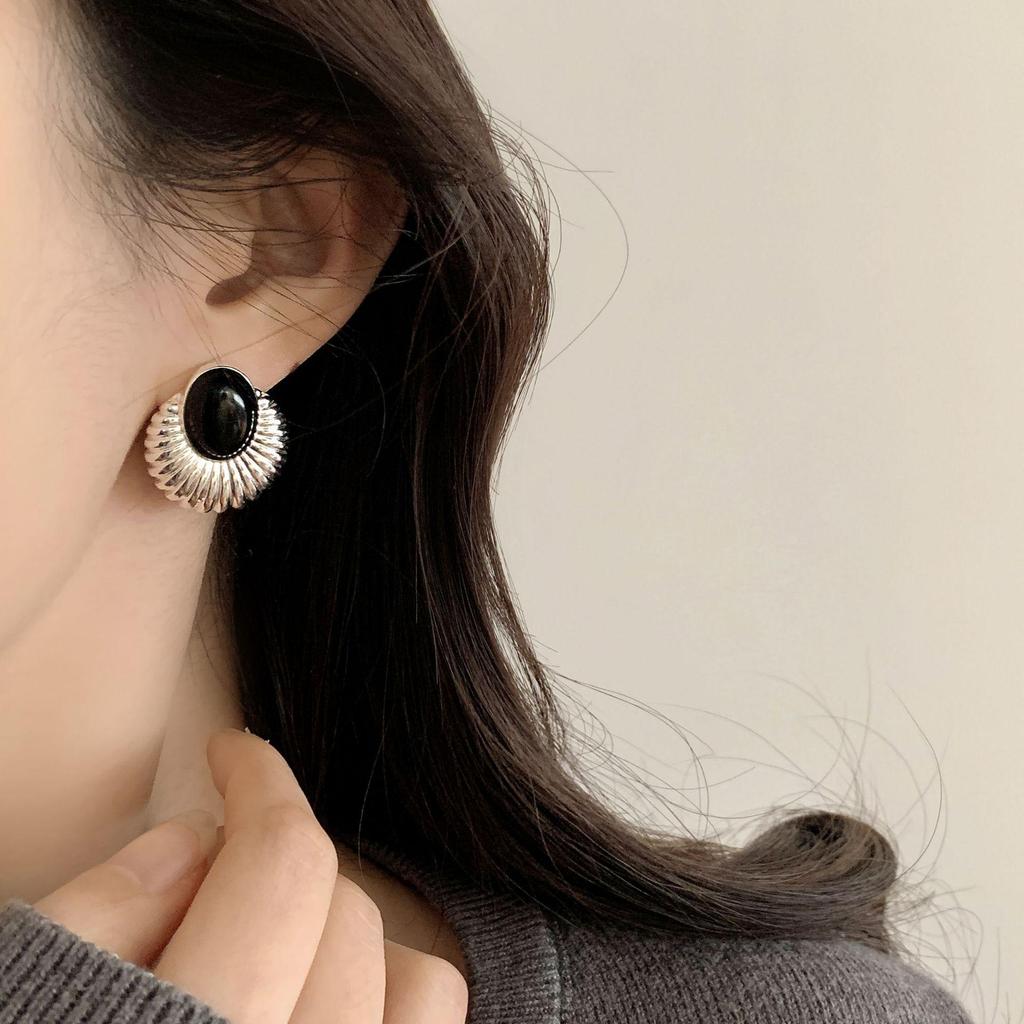 Trendy Black Stone Stud Earrings: Exquisite Retro Style with Elegant Craftsmanship for Women
