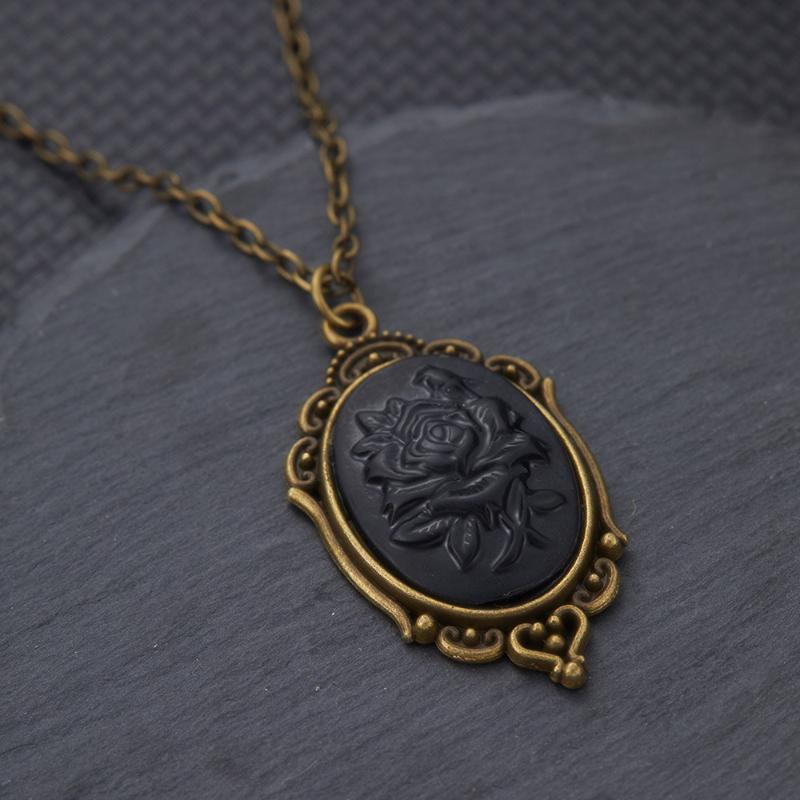 Retro and Trendy Oval Pendant Necklace with Rose Petals, Suitable for Women's Ethnic Style Holiday Accessories and