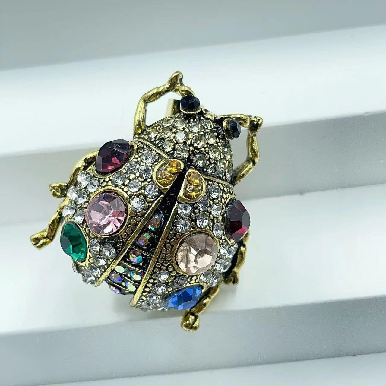 

Элегантная брошь-божья коровка с бриллиантами - булавка-жук из высококачественного сплава с эмалью, идеально подходит для аксессуаров для одежды.