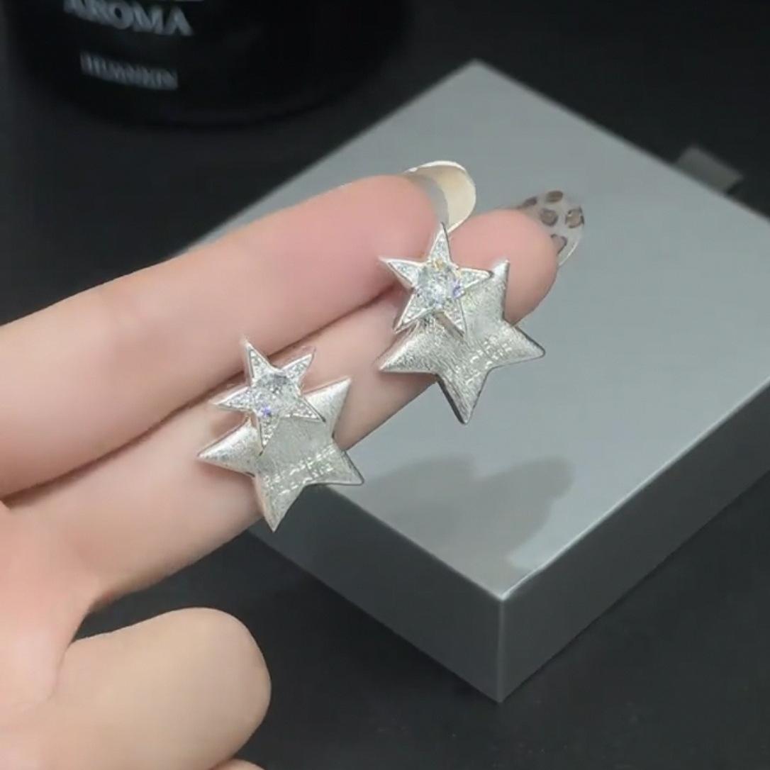 

Циркониевые серьги-звездочки простые темпераментные универсальные серьги-гвоздики легкая роскошь мода высокое чувство нишевые серьги женщины