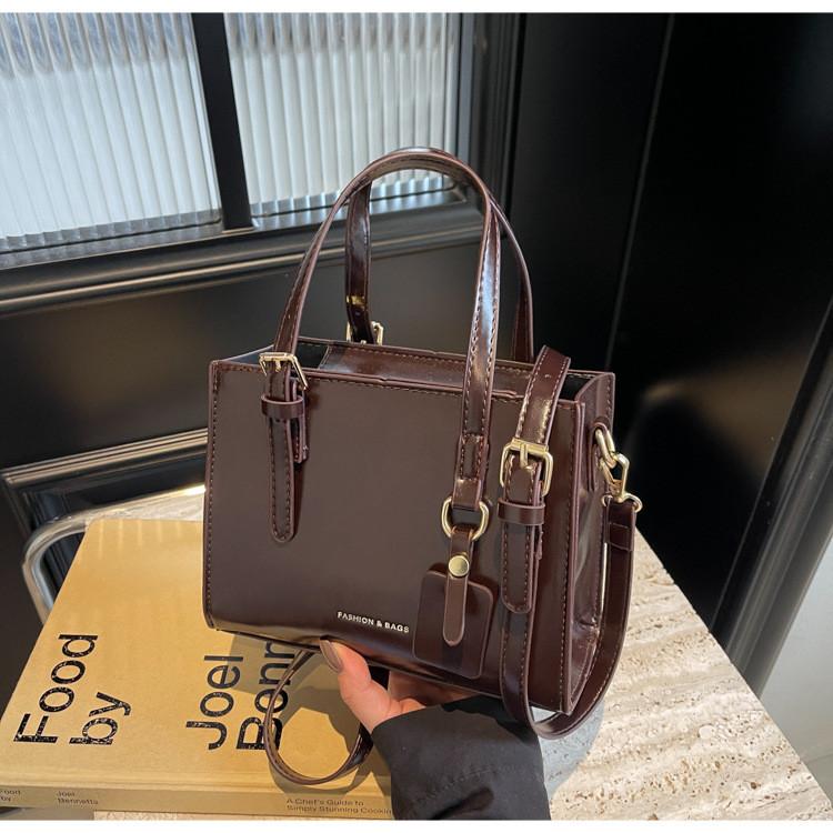 IELGY Retro Large-Capacity All-Match Casual Messenger Bag Niche Portable Commuter Tote Bag