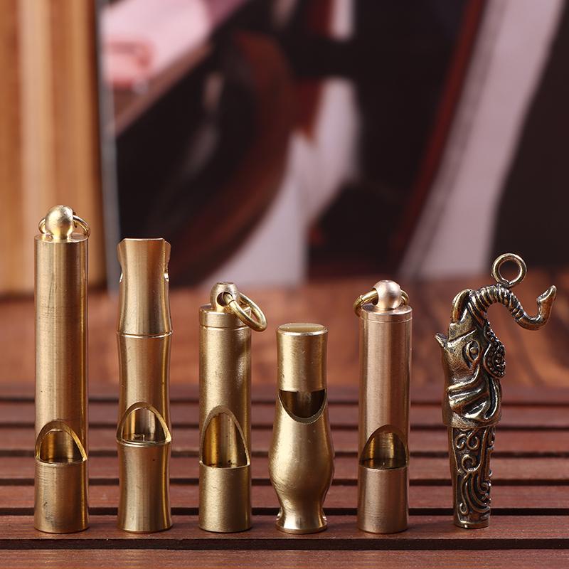 Kluczówka z mosiężnym gwizdkiem Wisiorek Outdoorowy Survivalowy Przenośny Jednorurowy Wybuchowy Wysokiej Częstotliwości Wysokotonowy Gwizdek