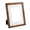 Cadre Photo en Bois Marron avec un Bord Ondulé et un Passe-Partout Blanc, Support Arrière pour Placement sur Bureau ou Table et un Trou de Suspension pour Affichage Mural