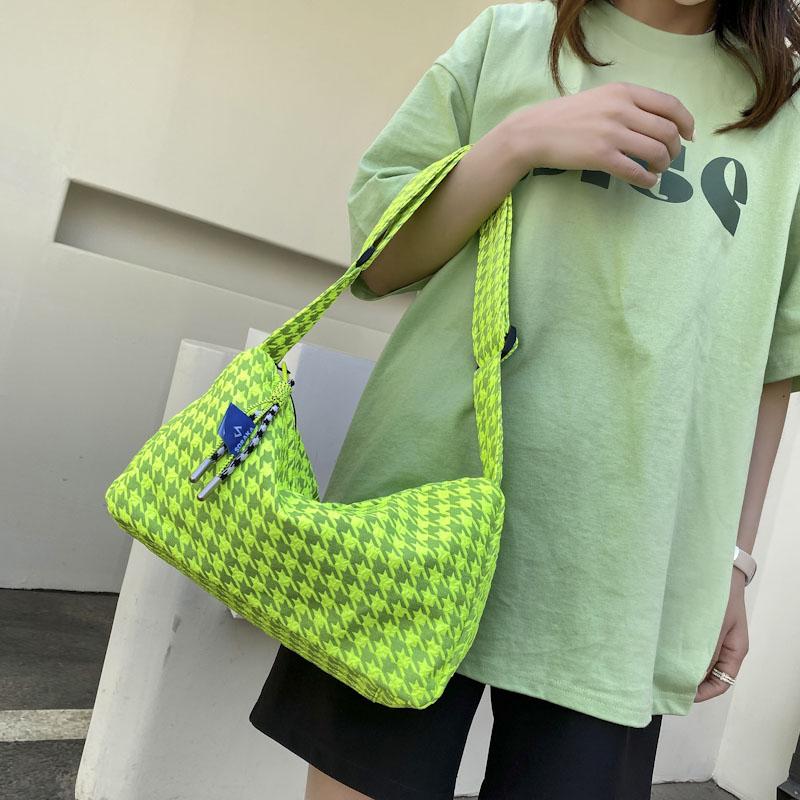 Checkered single shoulder bag, large capacity travel cross-body bag, light and casual underarm bag