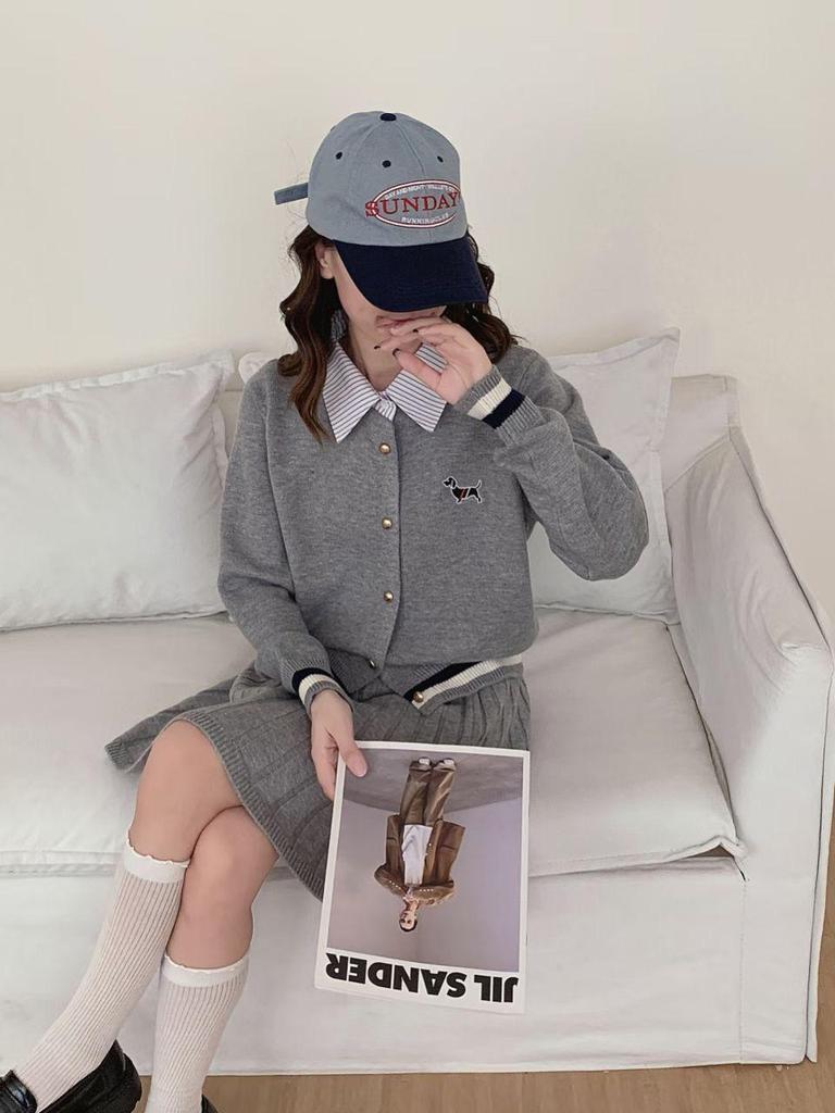 2025 Podzim/Zima Korejský Preppy Patchworková Košile & Plisovaná Sukně Set s Pleteným Kardiganem pro Ženy