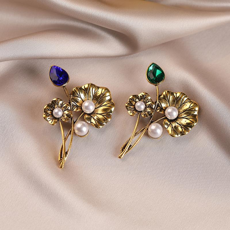 Retro Broszka Perłowa w Stylu Dworskim dla Kobiet, z Lekkim Luksusem i Wysokiej Klasy Wyglądem. Broszka kwiatowa, Elegancka i szczelna