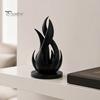 Elegante Schwarz-Weiß-Ornamente 3D-gedruckte abstrakte Flammen-Skulptur, modern-minimalistisches verdrehtes Kunstwerk, zeitgenössisches Büro-Regal-Accessoire, Statue
