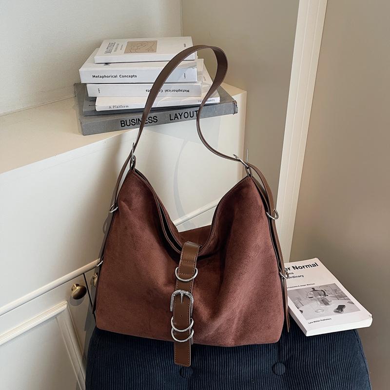 

Осенне-зимняя ретро матовая сумка через плечо женская 2025 новая высококлассная универсальная сумка для поездок модная нишевая сумка-мессенджер темно-коричневого