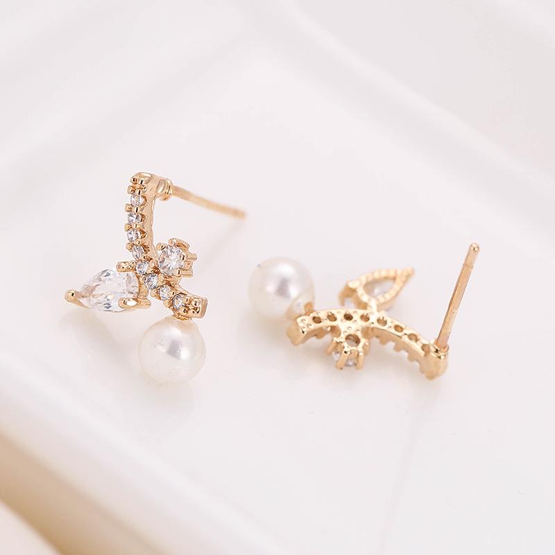 Elegant European Rhinestone Leaf Stud Earrings with Pearls