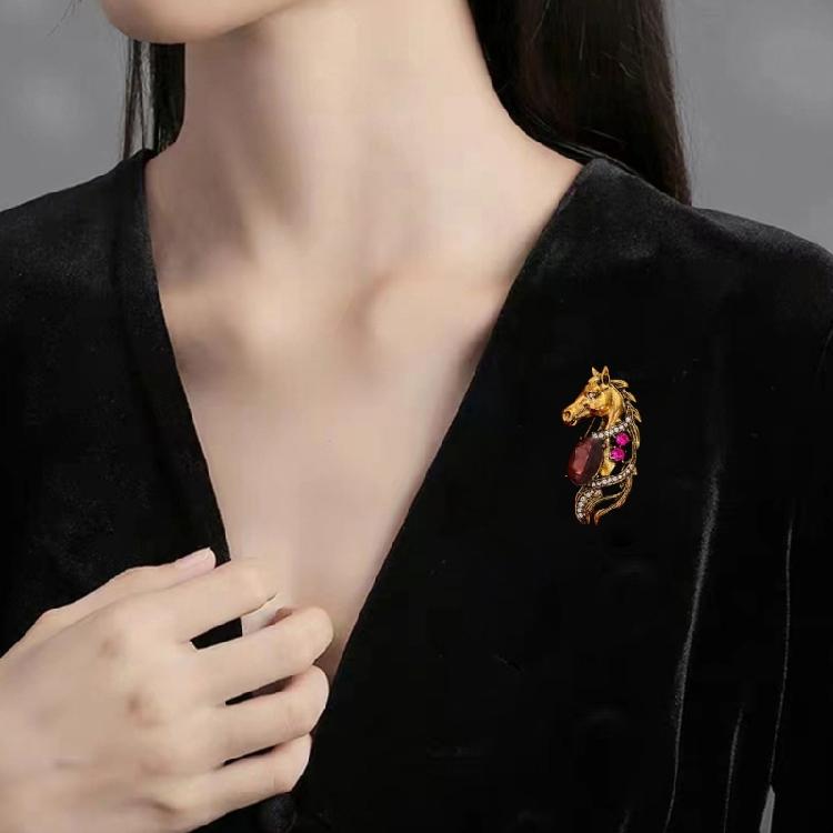 Fashion Horse Head Shape Brooch Decorative Pin Birthday New Year Gift For Friend Family Fashion Forward Badge