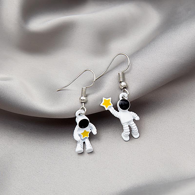 Asymmetrical Astronaut Star Earrings - Creative & Versatile Design for Women