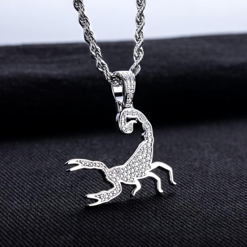 MossanRappr Pendente Scorpione in Moissanite Colorata per Uomo Donna Argento Sterling Iced Out Hip Hop Collana Gioielli Regalo