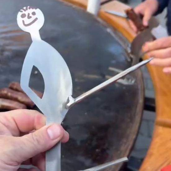 Funny Sausage Rack Stand Man Hot Dog Holder Reusable Hot Dog Roaster Hands-free Cooking Tools for Camping Party