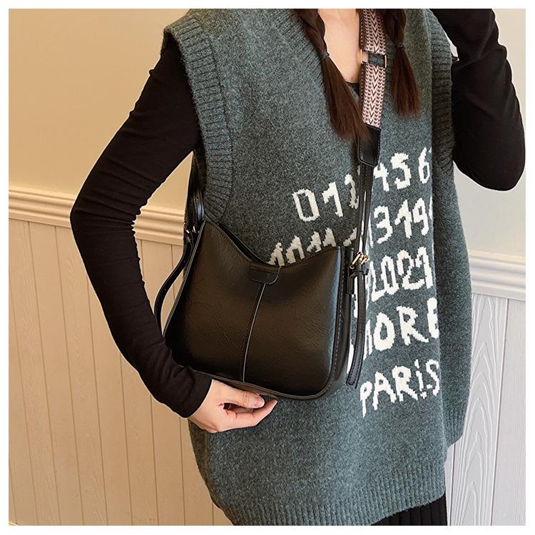 High-End Korean Retro Bucket Bag with Wide Strap - Versatile Crossbody for Autumn/Spring 2024