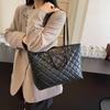 This Year, Large-capacity Tote Bags Are Popular. 2025 Winter New Simple Retro Handbags Are Fashionable and Versatile Shoulder Bags.