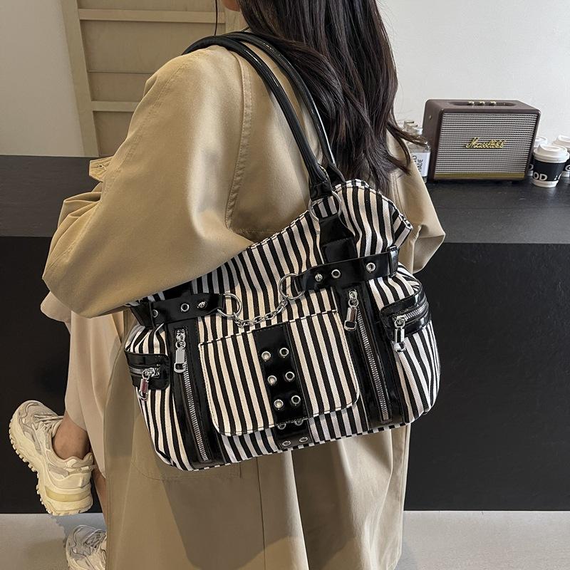 Dark Heavy Industry Rivet Tote Bag Niche Design Large Capacity Lattice One Shoulder Crossbody Bag Trend Locomotive Bag