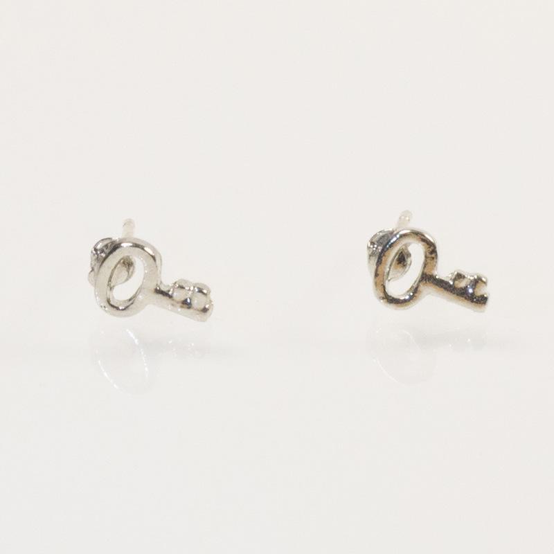 

S925 silver needle new European and American princess style key ear design small stud earrings women s earbone stud срібний