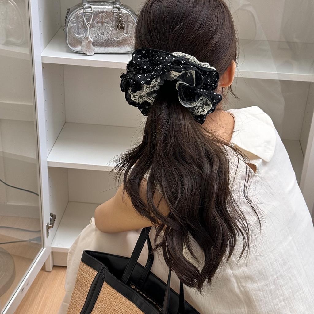 Kleiner floraler Spitzen-Haargummi im französischen Waldstil, elegant, modisch und süße Dutt-Frisur