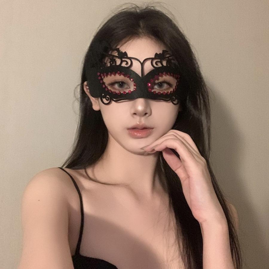 Halloween mask costume party with makeup costume-cosmetically transformed face mask, costume accessories,half-face lace-edged feather headpiece,mask
