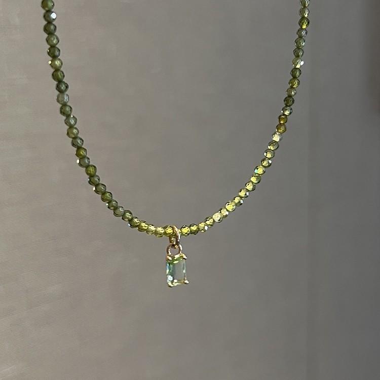 Light luxury green zircon necklace, simple niche design, natural crystal collarbone chain, high-end necklace.