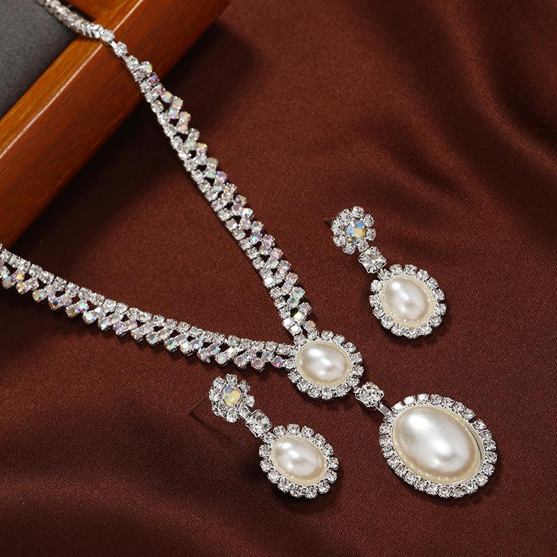 European and American Luxury Rhinestone Clavicle Chain & Earring Set белый
