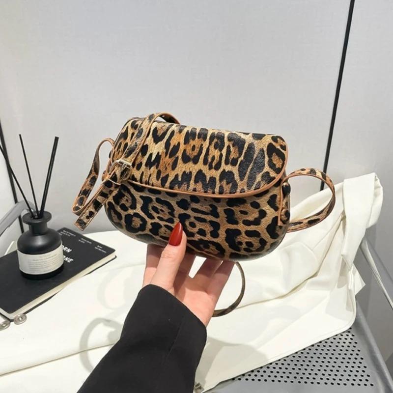 New Vintage Saddle Crossbody Bag for Women, Small Minimalist Shoulder Purse, Versatile Casual Daypack