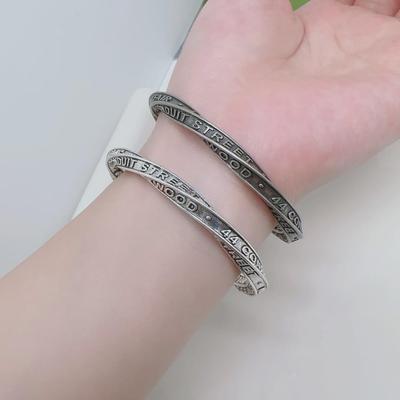 Ethnisch verdrehtes Möbius-Armband: Retro-Trend für Paare