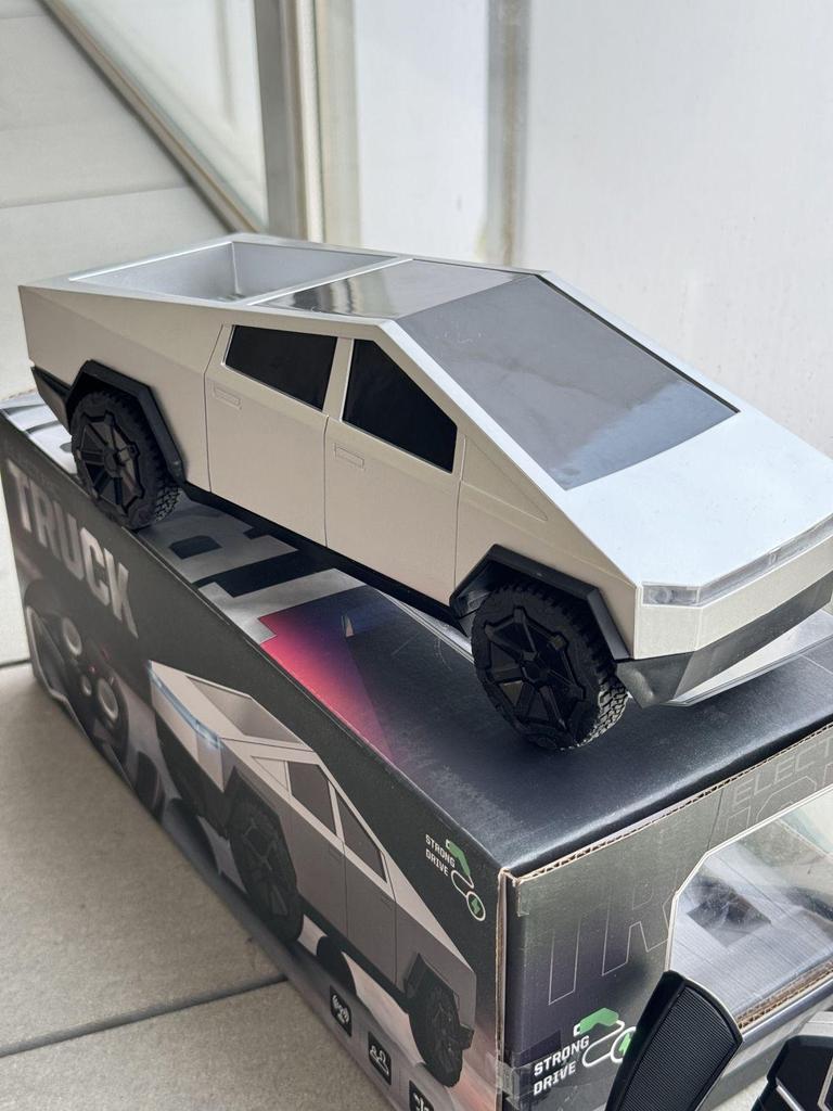 Tesla Cybertruck RC Car - Durable Simulation Toy for Kids, Boys' Gift